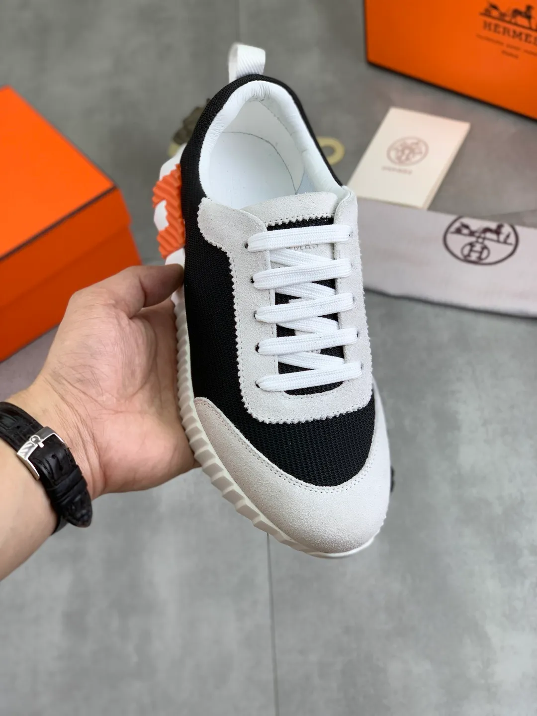 Men's men's shoes 💰P580 New model Top version Original order Hermes Men's Drift Sneaker Summer new casual sports shoes Original purchase, development, production H family men's classic series, technical breathable fabrics with cowhide, casual sports shoes, casual shoes, sports dad shoes combine high-tech breathable materials and cowhide, H family exclusive button decoration on the side. The outsole is full of H italic design and bright colors to show vitality and continue the brand design inspiration. Stroll around the city lightly and feel free and comfortable. Delivered in exquisite packaging 🛍📦 ▪️Fabric: original customized breathable material + first-layer cowhide ▪️Inner: cowhide feet ▪️Outsole: molded and evacuated PU+TPU material ▪️Size: 35-45 Multiple colors available Premium packaging
